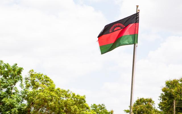 Een wapperende vlag van Malawi.