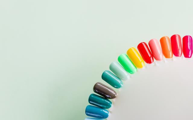 Een cirkel van nagels in verschillende kleuren.