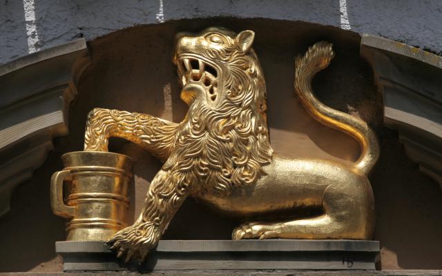 Een gouden leeuw.