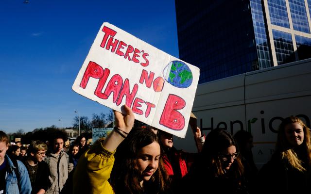 Demonstranten met een bord: there's no Planet B