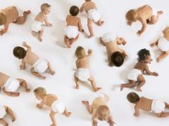 Een aantal babies kruipt over de vloer.
