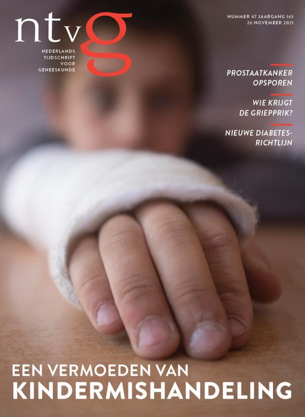 De cover van NTvG nummer 47 2021. Op de cover staat een foto van een kind met een arm in het gips. Er staat de tekst "Een vermoeden van kindermishandeling" bij.