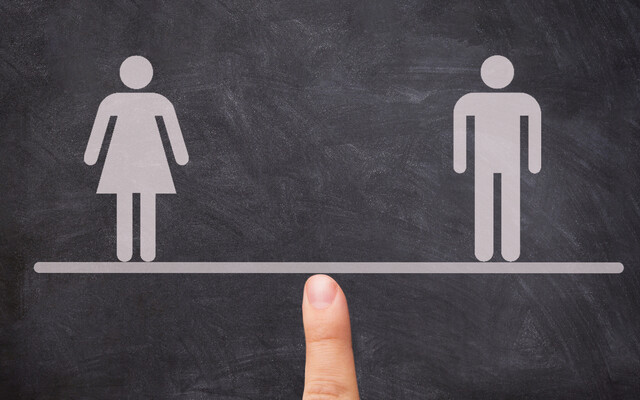 Beeld: (NB) No-Mad/iStock.com Een weegschaal met een vrouw links en een man rechts