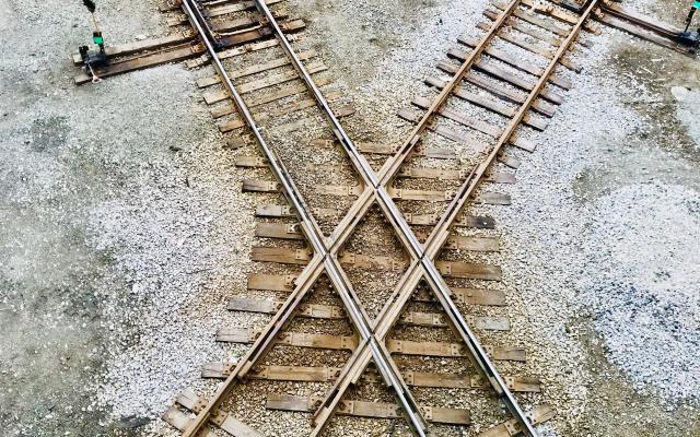 Twee treinsporen kruisen elkaar.