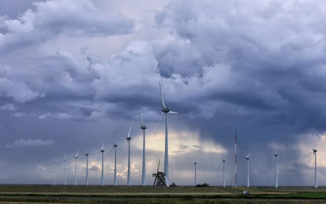 Een windpark met windturbines.