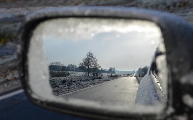 Foto van een achteruitkijkspiegel.