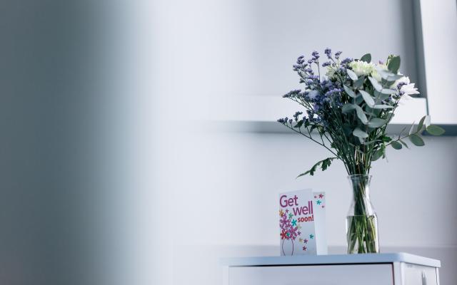 Een nachtkastje in het ziekenhuis.