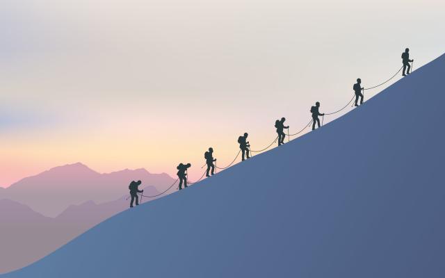 Mensen beklimmen een berg.