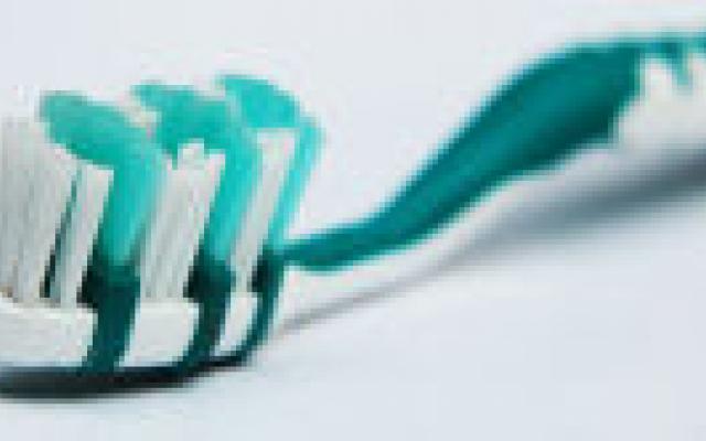 Beter opereren met rechts door tanden poetsen met links