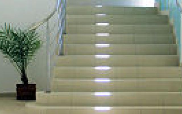 Prikkelende poster bevordert traplopen