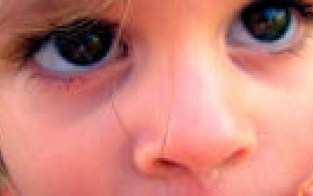 Gezonde kinderneuzen vol met virussen en bacteriën