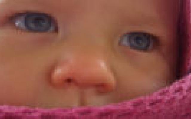 Kus van moeder verwijdert kraal uit neus