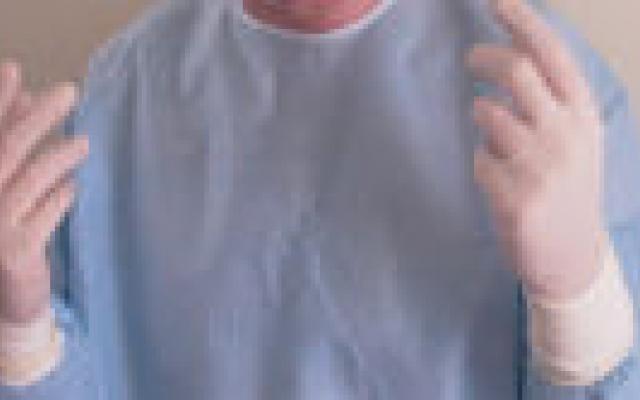 Minder bacteriën op papieren operatiejas