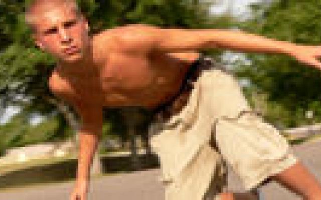 Skateboarders sloven zich uit voor mooie vrouw