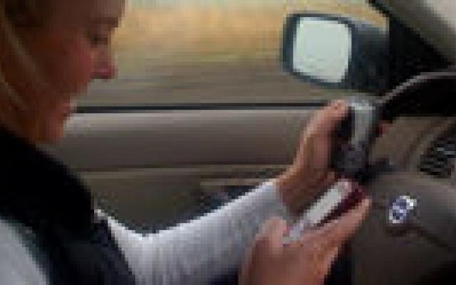 Zeldzame supertaskers bellen veilig achter het stuur