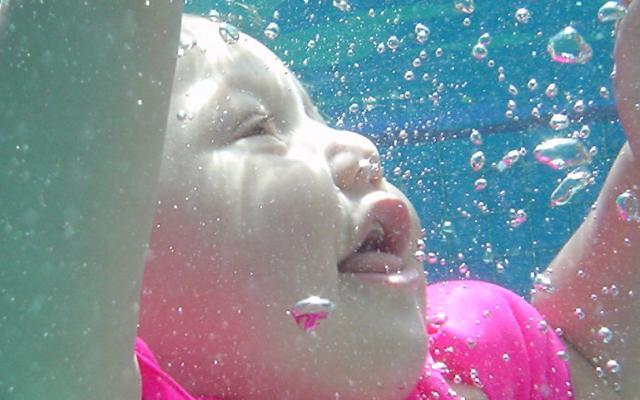 Babyzwemmen goed voor ontwikkeling