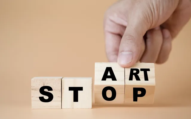 Vier blokken met letters erop. Het woord 'start' of 'stop' wordt neergelegd.