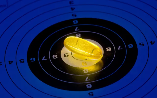 Een gele pil ligt in het midden (bullseye) van een doelwit.