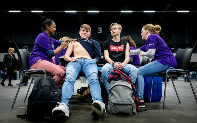 Foto: Koen van Weel/ANP Twee jongens worden gevaccineerd.
