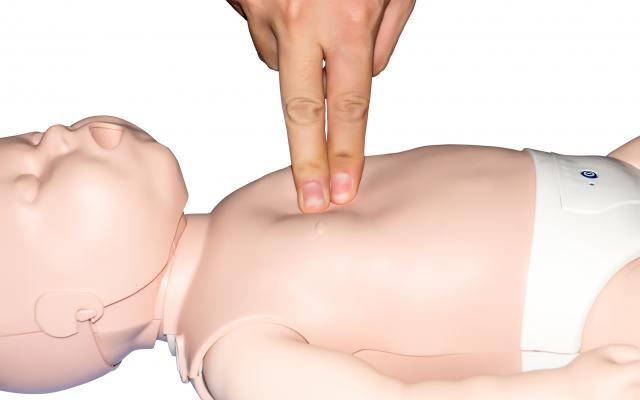 Een reanimatiepop van een baby.