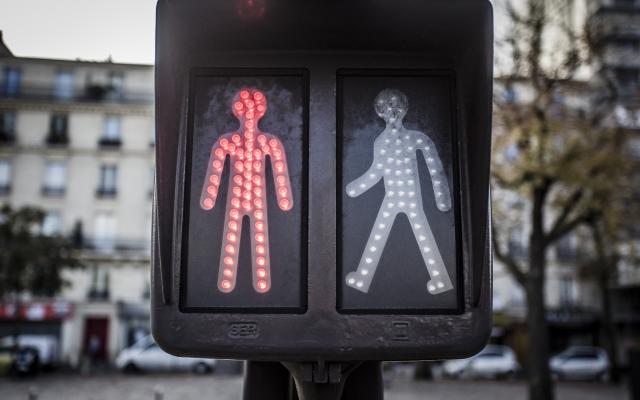 Een stoplicht voor voetgangers op rood.