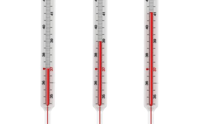 Drie thermometers met oplopende temperaturen.