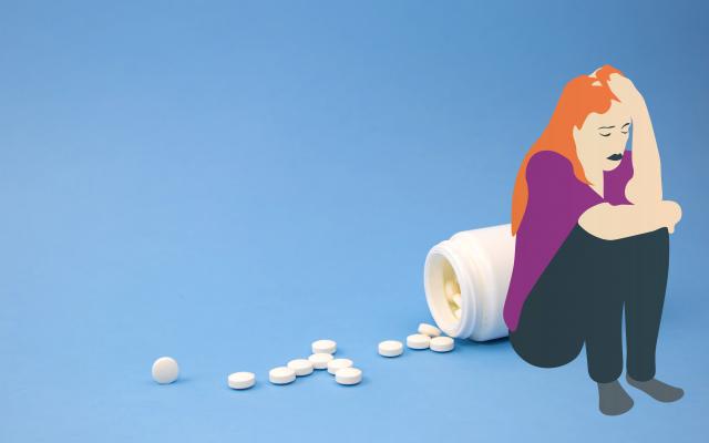 Een meisje leunt tegen een omgevallen potje waar medicijnen uit rollen. 