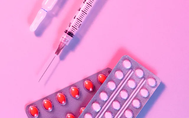 Een paar pillenstrips en een injectiespuit.