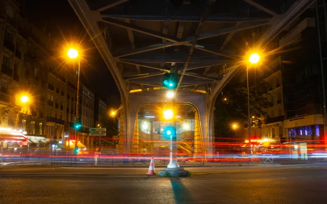 Straatbeeld onder een brug in Parijs.