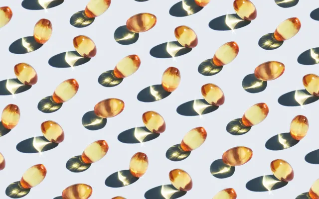 Gele pilcapsules werpen schaduwen af.