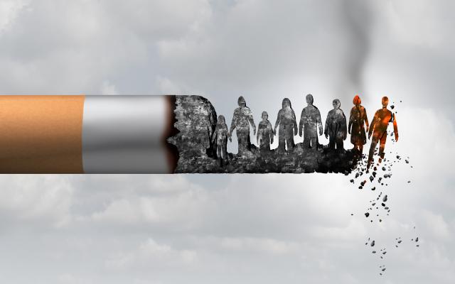 Een half opgebrande sigaret waarvan de resterende as de vormen van mensen heeft aangenomen. De figuren brokkelen steeds meer af aan het einde van de sigarettenas.