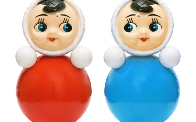 Twee poppetjes waarvan de één een rode buik heeft en de ander een blauwe.