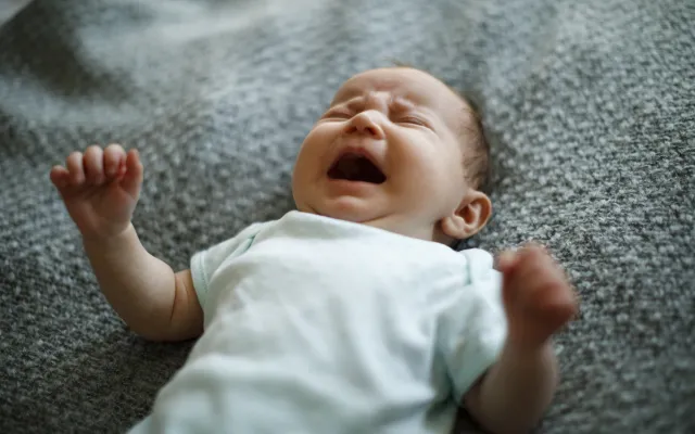 Een huilende baby.