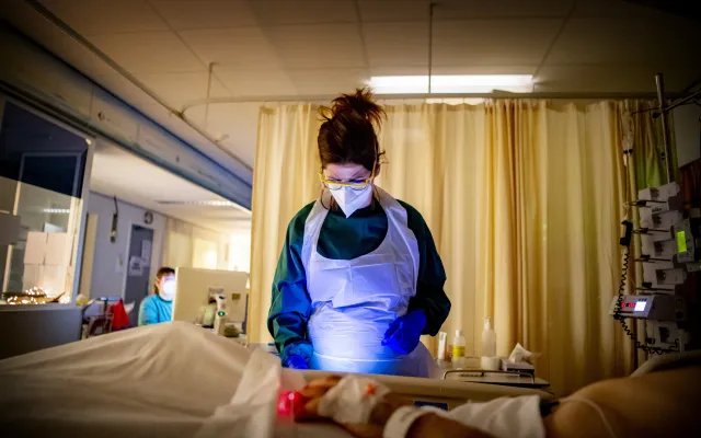 Verpleegster aan bed patiënt