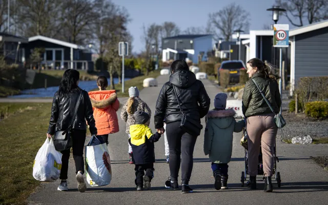 Een groepje mensen loopt over straat.