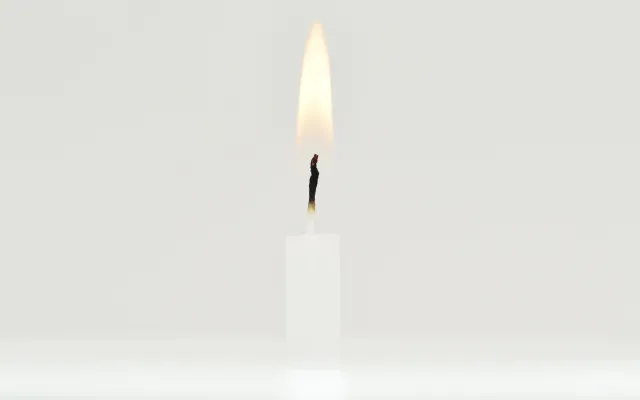 Een brandende kaars.