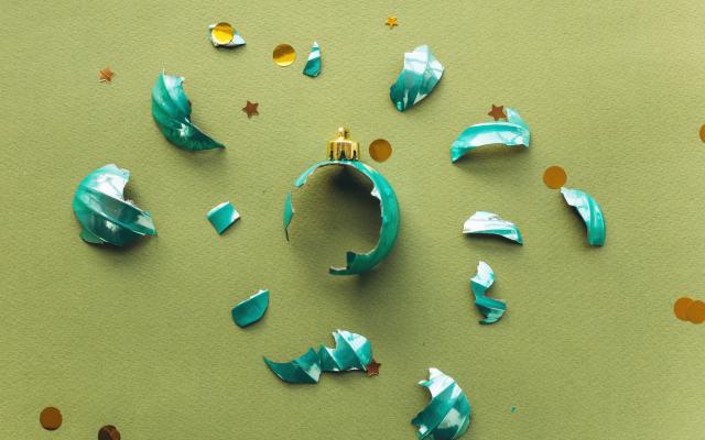Een gebroken kerstbal.