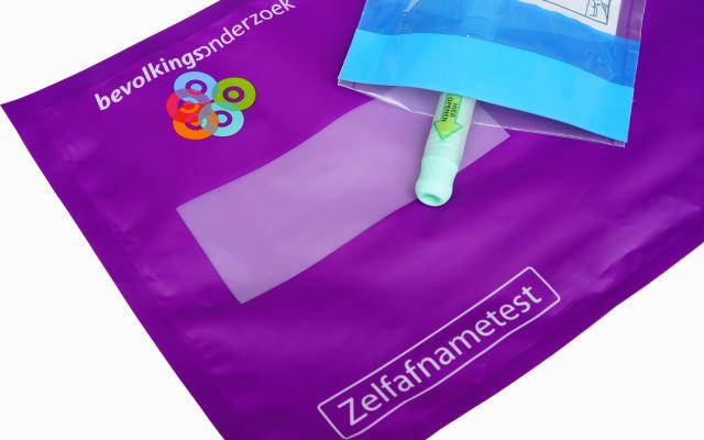 Een een envelop van het bevolkingsonderzoek met een zelfafnametest.