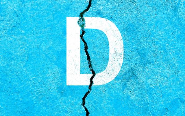 Op een blauwe muur is een witte letter D geschilderd. Precies door de letter zit er een scheur in de muur van boven naar beneden.