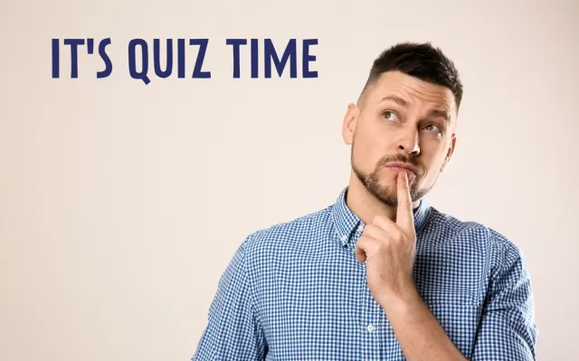 Man met tekst it's quiz time erboven