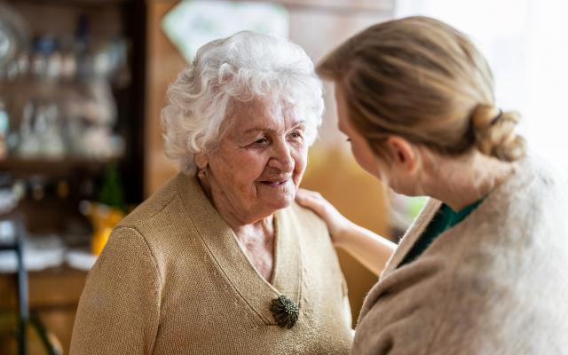 Hulpverlener helpt oudere dame