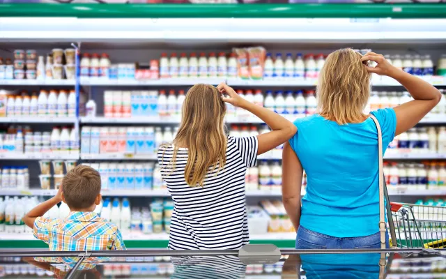 Foto: sergeyryzhov/iStock.com Mensen die kijken naar een boodschappenschap