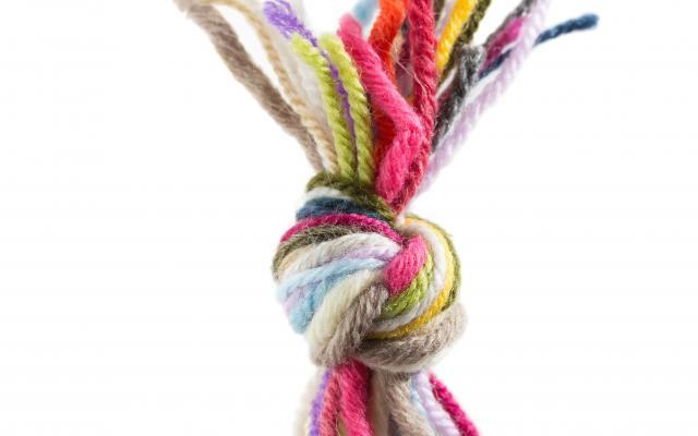 knoop van allemaal touwtjes