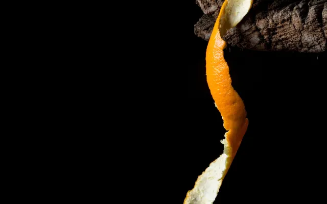 Foto: Berto Ordieres/shutterstock Stilleven van een half geschilde sinaasappel