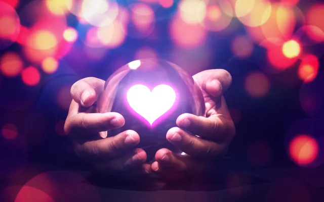 Foto: Love Solutions/shutterstock Iemand die een verlicht hart vasthoudt