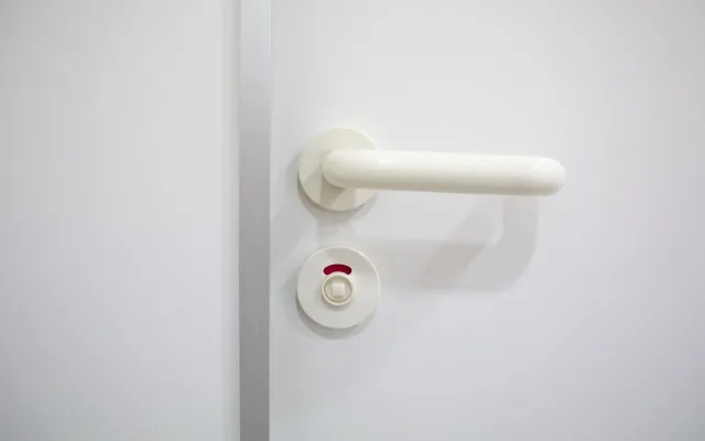 Toiletdeur die op slot zit