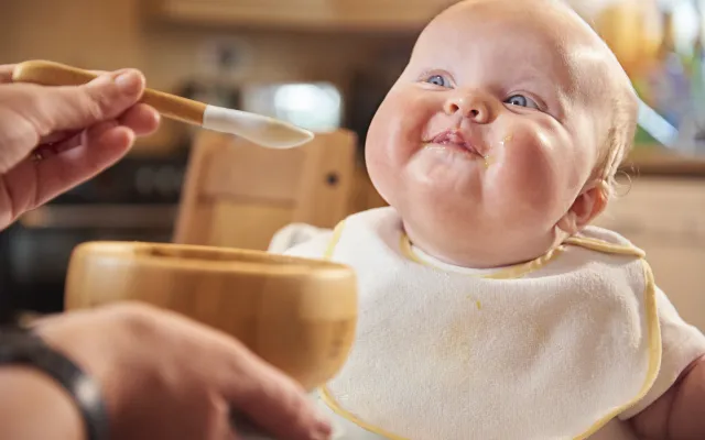 Foto: MartinPrescott/iStock.com Baby die gevoerd wordt