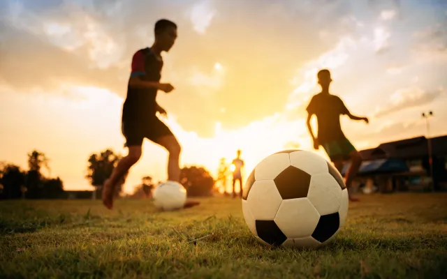 Voetballende kinderen