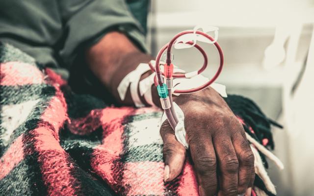 Iemand die een bloedtransfusie krijgt