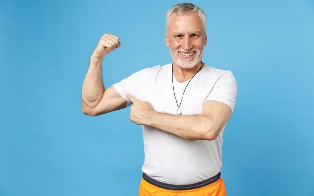 Foto: tora-nosuke/iStock.com Man die spierballen laat zien